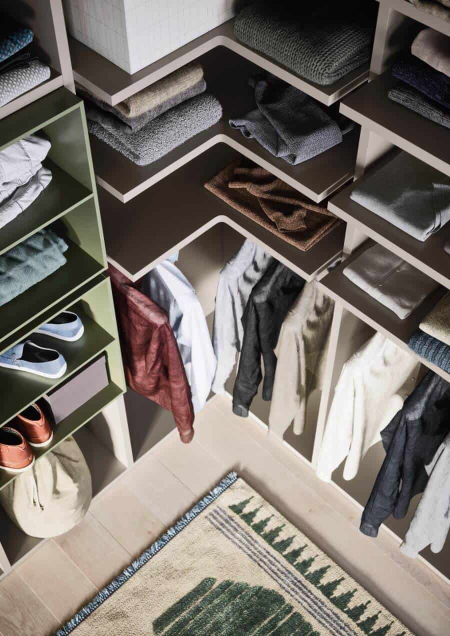 L'interno della cabina armadio Oleandro disponibile da Il Mobile