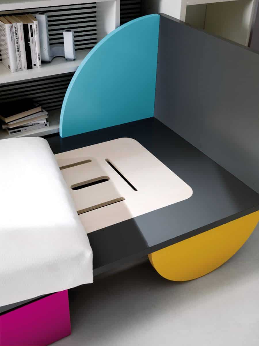 Particolare del pianale del letto della cameretta Pitagora