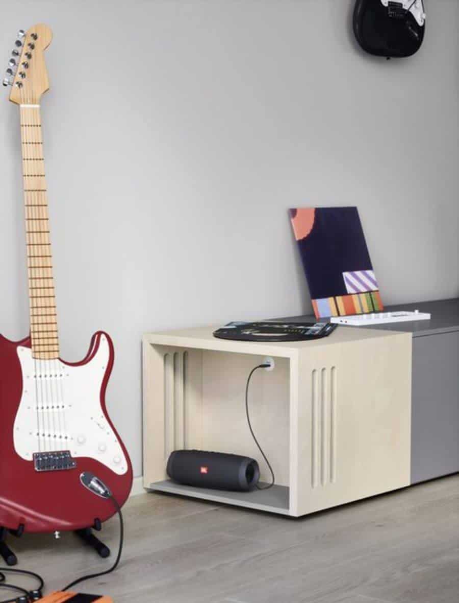 Particolare del comò con chitarra elettrica