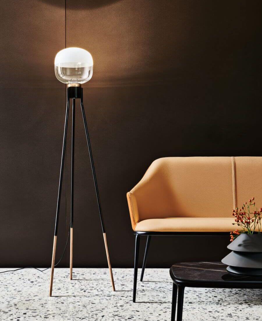La lampada da terra Ghost, con base formata da tre aste metalliche