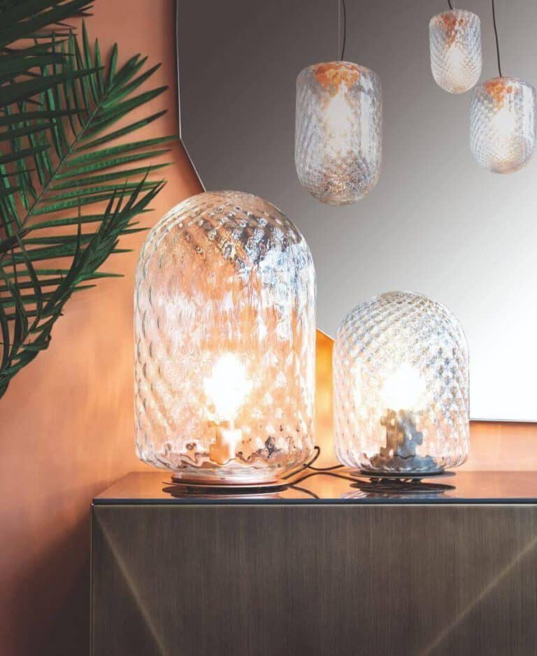 Alcune lampade da tavolo Tiffany posizionate su un mobile