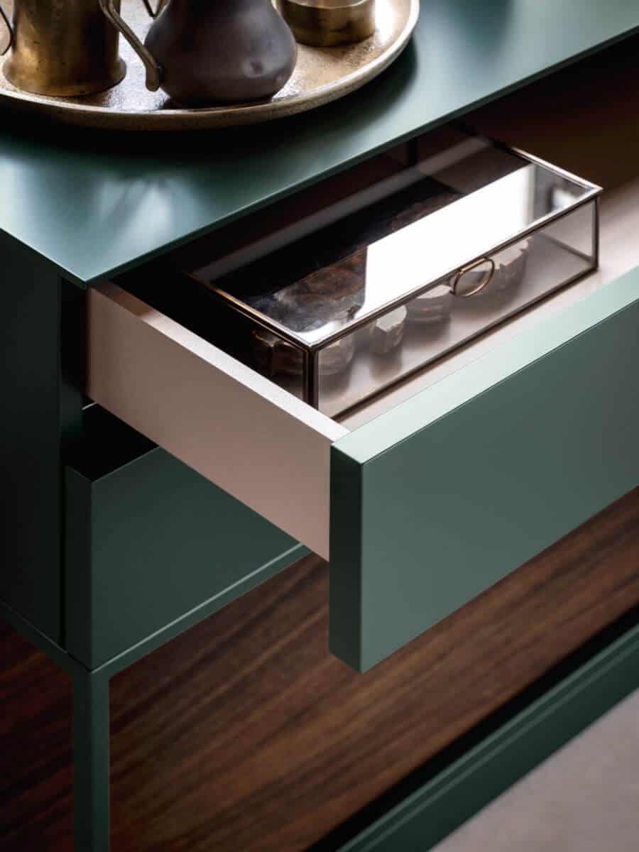 Particolare del cassetto della madia Foresta