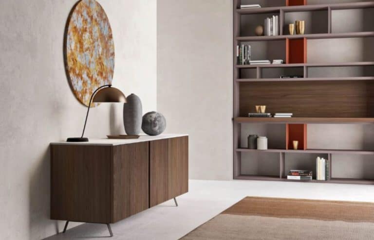 La madia moderna Sinaloa con ante in colorazione legno