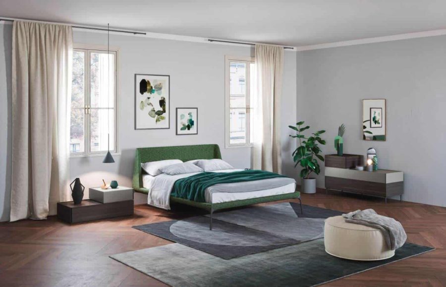 Una camera da letto arredata con numerosi complementi d'arredo in tinta