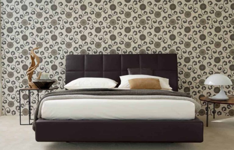 Il letto matrimoniale in pelle Doze visto frontalmente