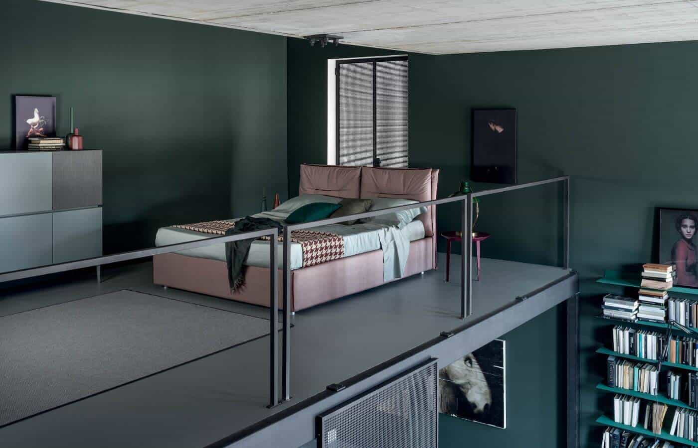 Il letto della collezione Genesi su un soppalco