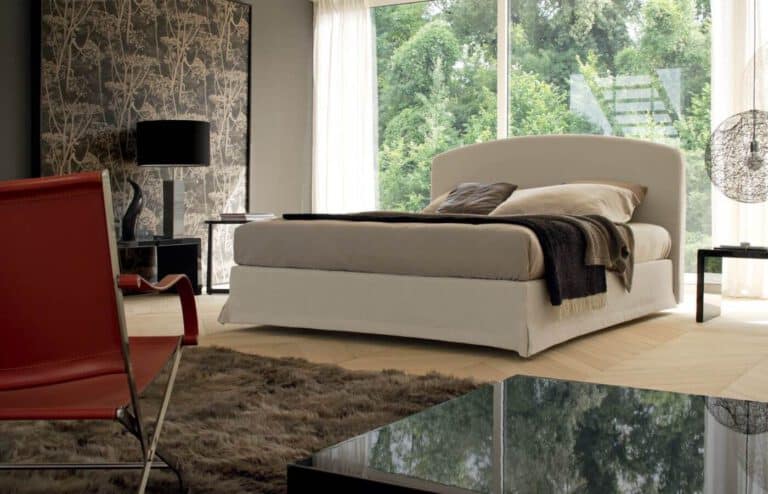 Il letto matrimoniale Pavia all'interno di una camera da letto arredata