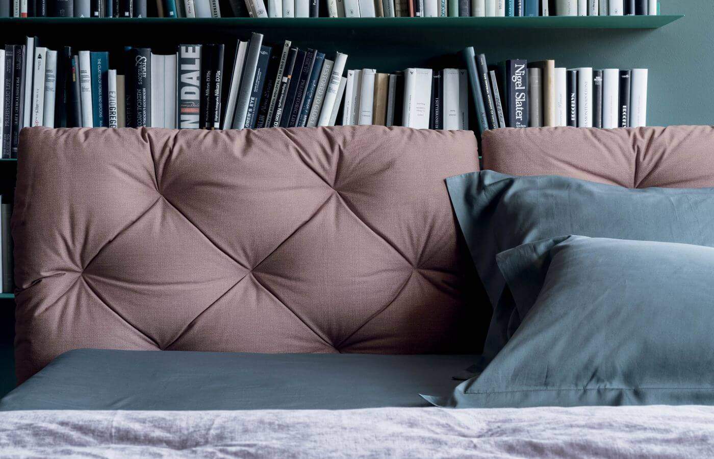 La testata imbottita del letto contenitore Flock