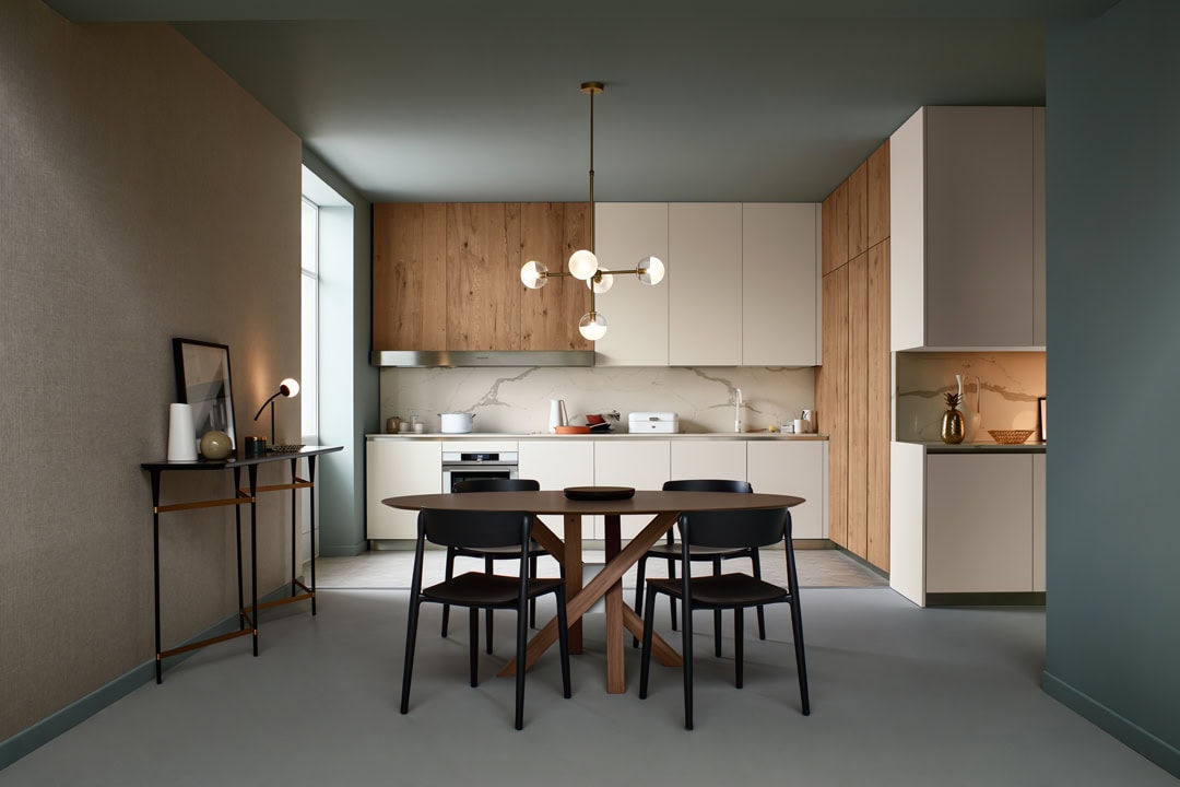 cucina-lounge-angolare-fenix-bianco-legno-rovere-nodoso-cappa-a-vista-caranto-schienale-luci-il-mobile-veneta-cucine (2)