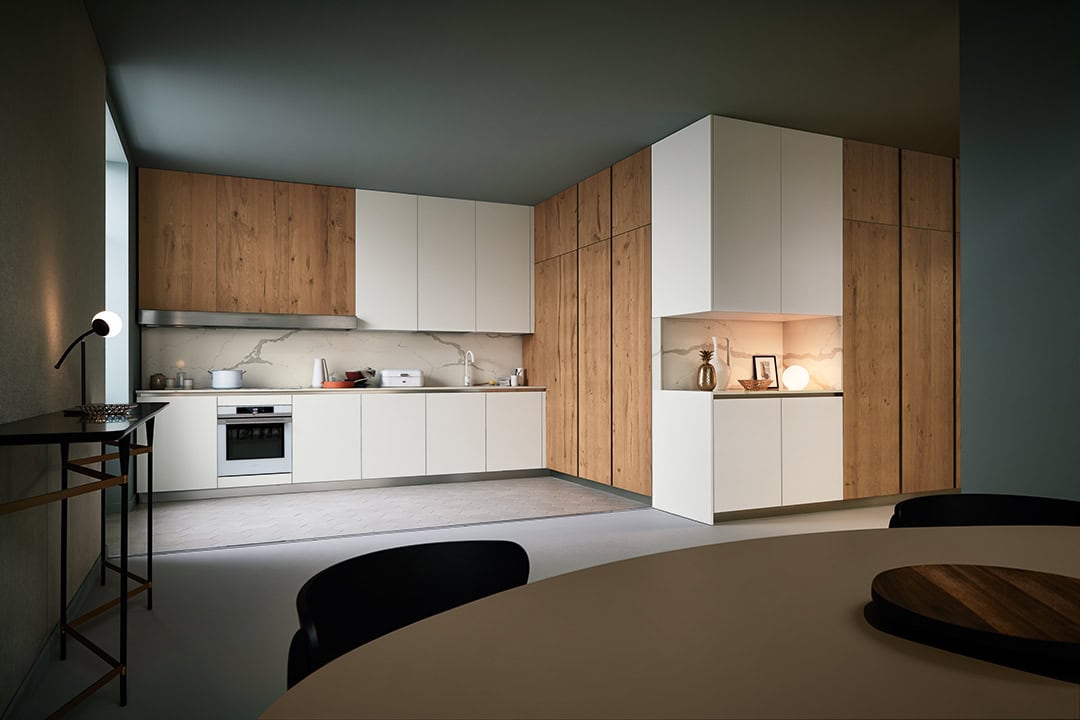 cucina-lounge-angolare-fenix-bianco-legno-rovere-nodoso-cappa-a-vista-caranto-schienale-luci-il-mobile-veneta-cucine (3)