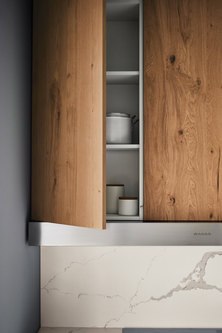 cucina-lounge-angolare-fenix-bianco-legno-rovere-nodoso-cappa-a-vista-caranto-schienale-luci-il-mobile-veneta-cucine (6)