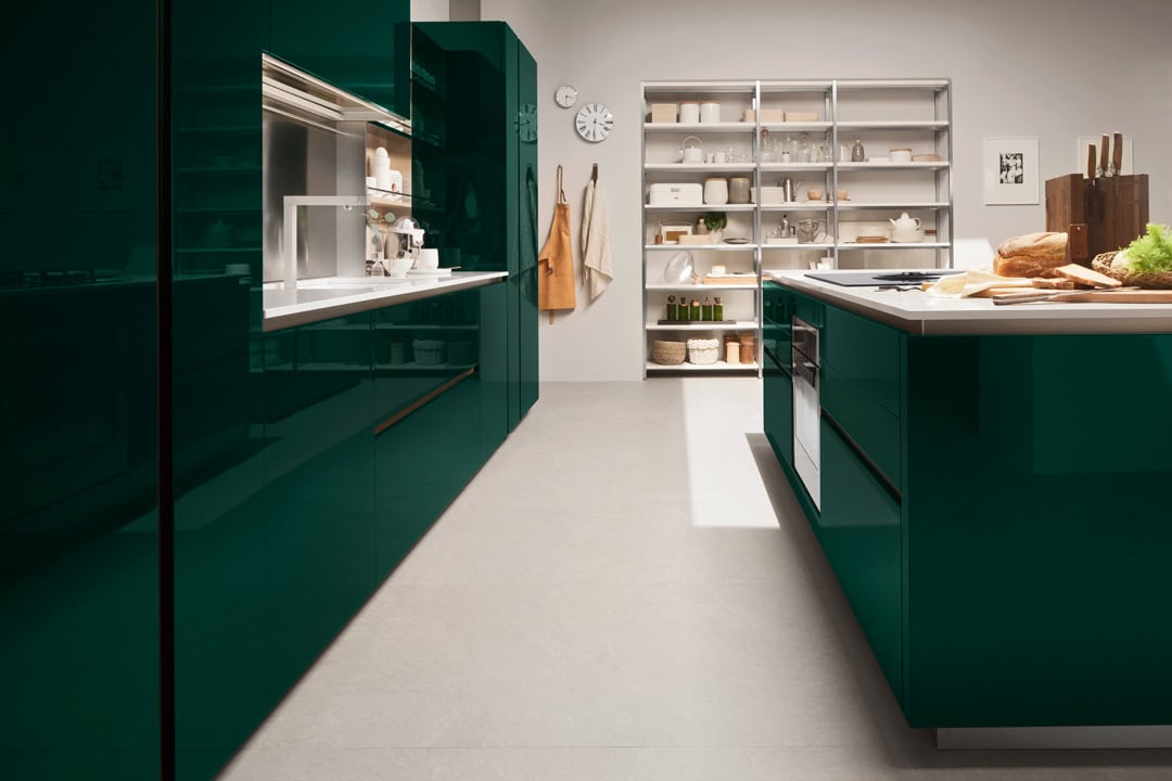 cucina-lounge-isola-laccato-lucido-verde-caranto-il-mobile-veneta-cucine (2)