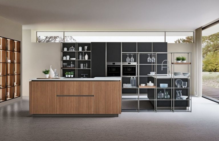 cucina-lounge-isola-vetro-laccato-nero-legno-cannettato-noce-caranto-living-vetrine-luci-il-mobile-veneta-cucine (2)