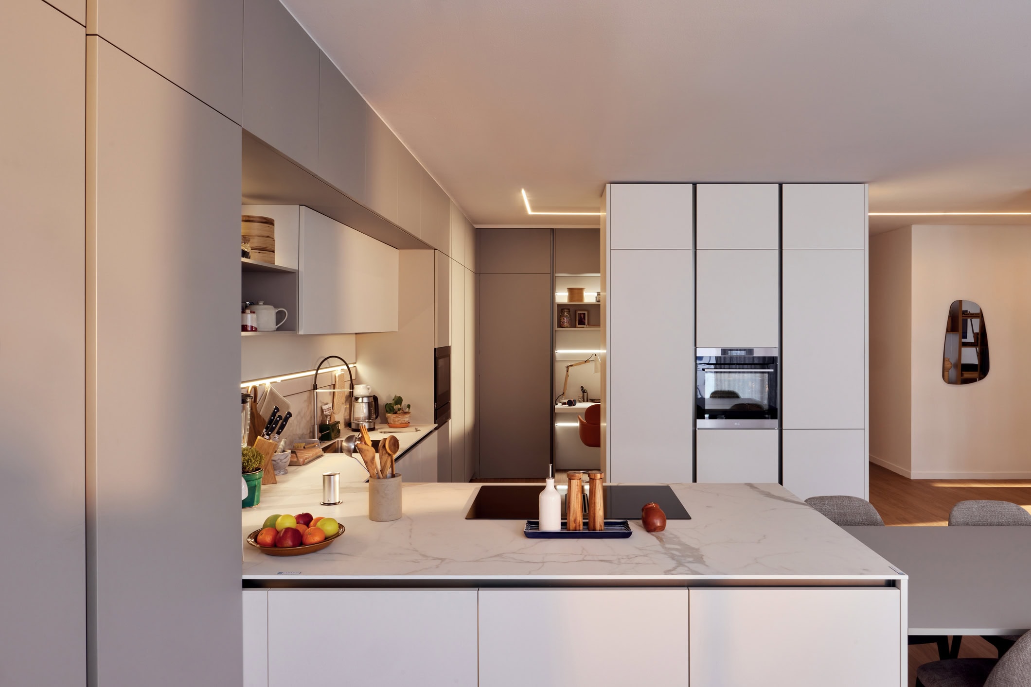 cucina-lounge-penisola-home-office-laccata-maxi-capienza-luci-caranto-il-mobile-veneta-cucine (3)