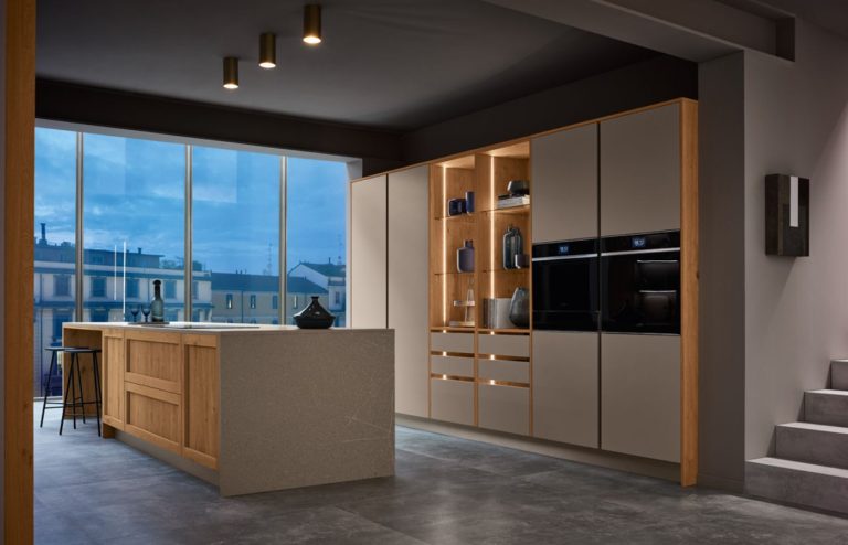 cucina-milano-isola-telaio-legno-rovere-nodoso-laccato-opaco-liscio-beige-luci-caranto-il-mobile-veneta-cucine (2)