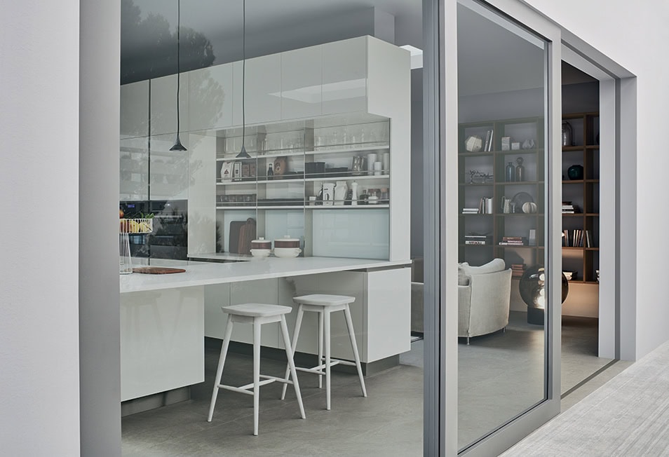 cucina-oyster-isola-laccato-lucido-bianco-legno-colonne-maxi-capienza-living-il-mobile-veneta-cucine (1)