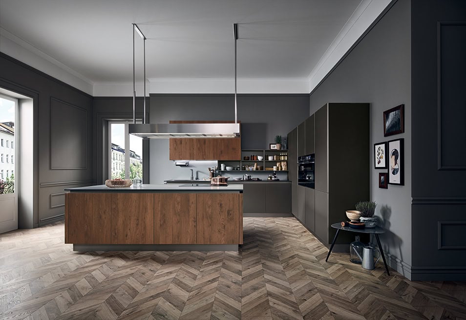 cucina-riflex-isola-vetro-opaco-marrone-legno-olmo-antico-caranto-luci-colonne-maxi-vetrine-il-mobile-veneta-cucine (1)