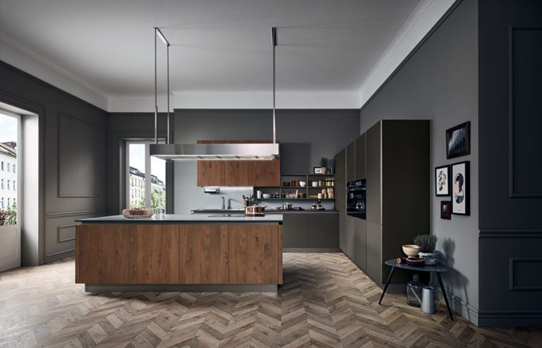 cucina-riflex-isola-vetro-opaco-marrone-legno-olmo-antico-caranto-luci-colonne-maxi-vetrine-il-mobile-veneta-cucine (1)