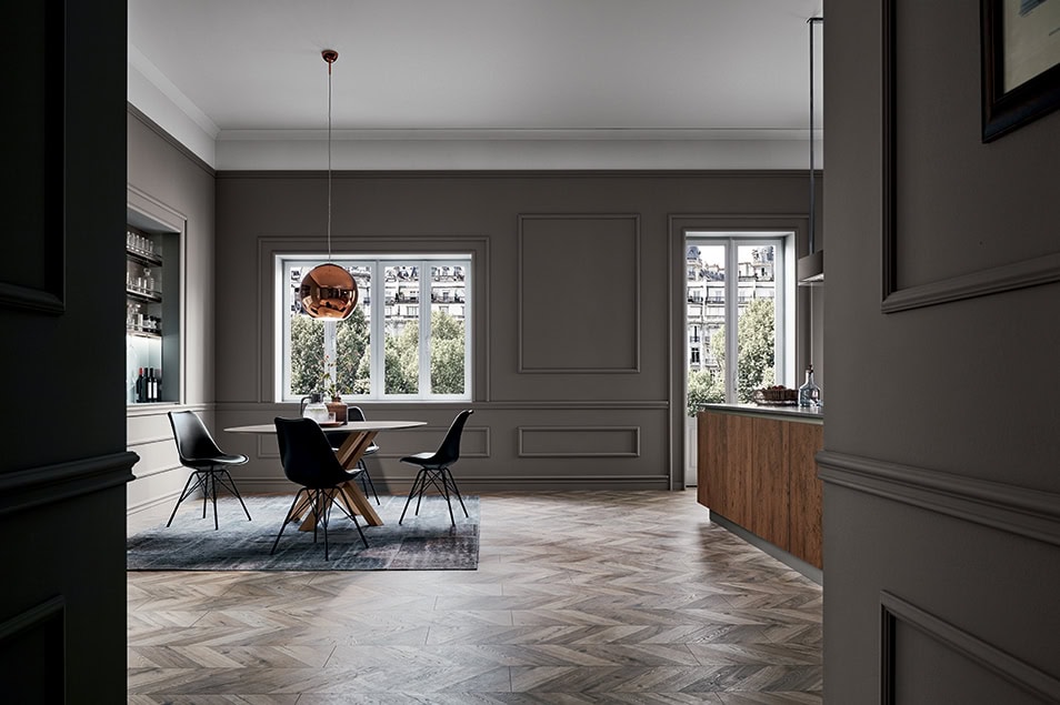 cucina-riflex-isola-vetro-opaco-marrone-legno-olmo-antico-caranto-luci-colonne-maxi-vetrine-il-mobile-veneta-cucine (2)