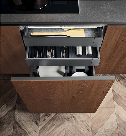 cucina-riflex-isola-vetro-opaco-marrone-legno-olmo-antico-caranto-luci-colonne-maxi-vetrine-il-mobile-veneta-cucine (6)