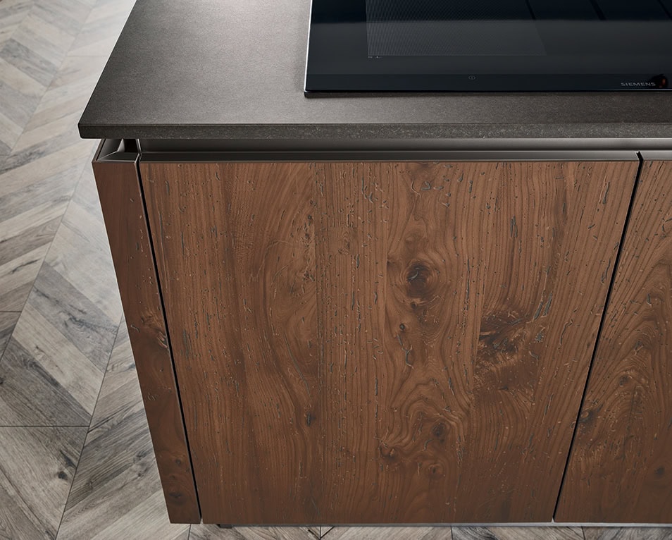cucina-riflex-isola-vetro-opaco-marrone-legno-olmo-antico-caranto-luci-colonne-maxi-vetrine-il-mobile-veneta-cucine (7)
