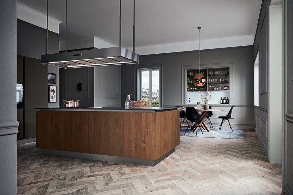 cucina-riflex-isola-vetro-opaco-marrone-legno-olmo-antico-caranto-luci-colonne-maxi-vetrine-il-mobile-veneta-cucine (8)