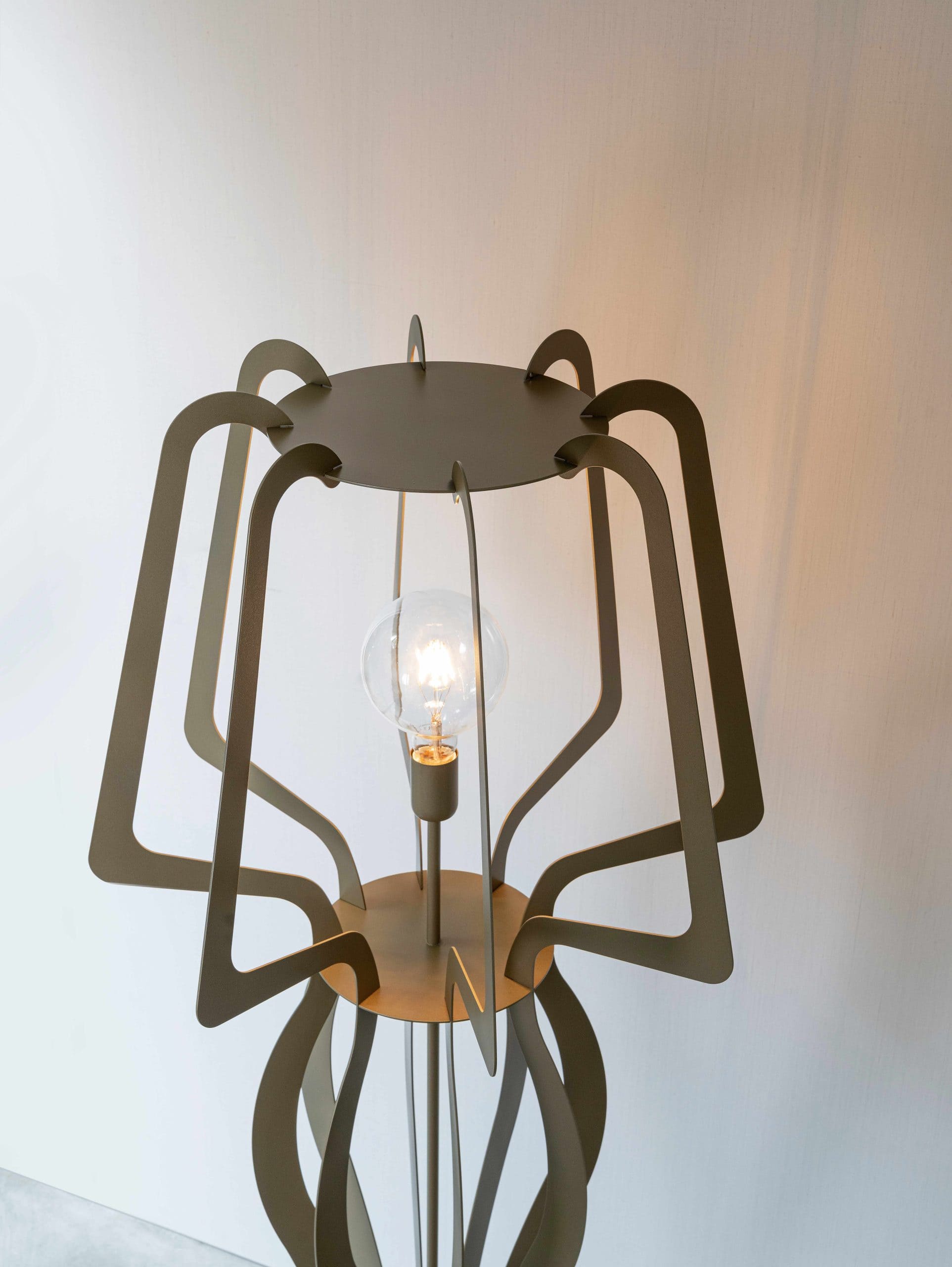 illuminazione-lampada-terra-tavolo-sospensione-riflessi-collezione-il-mobile (2)